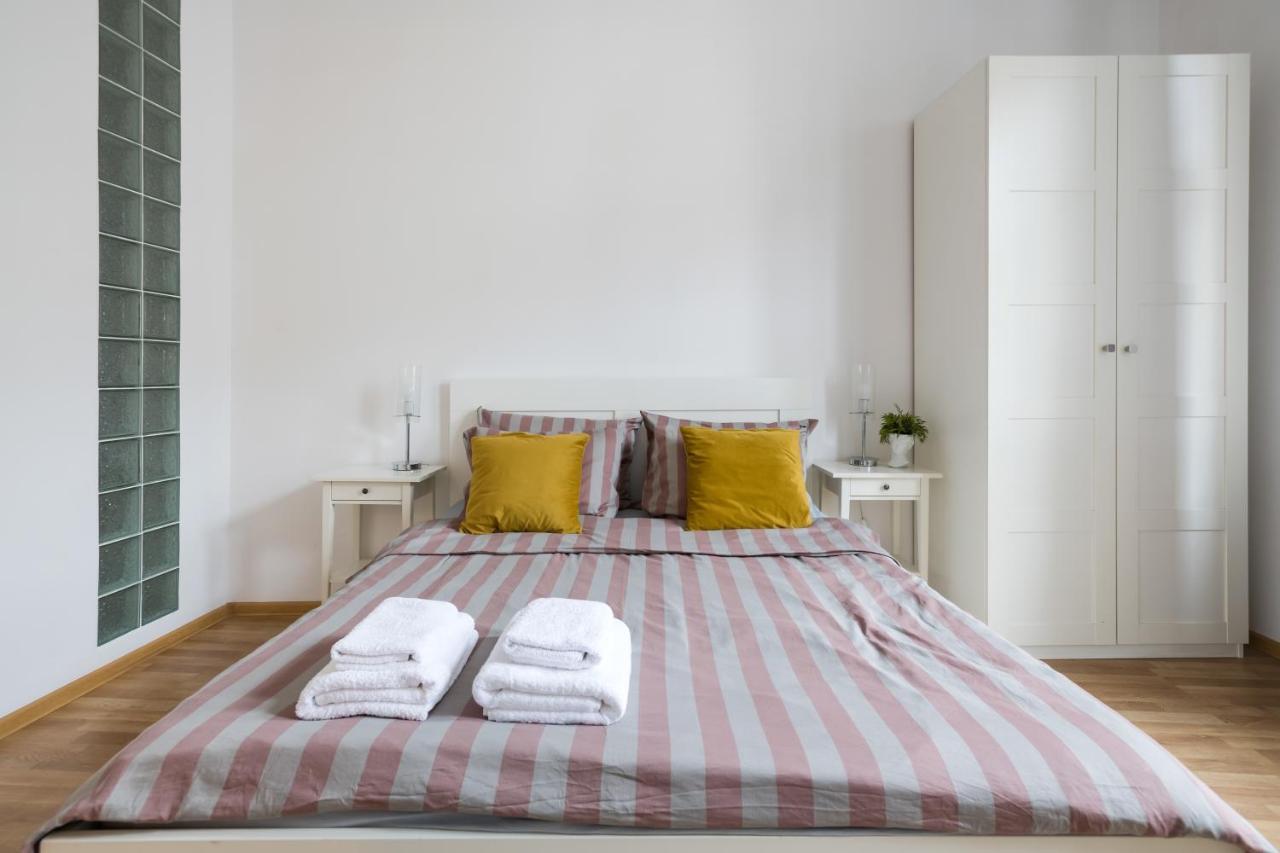 Discover Krakow Apartments - 3 Rakowicka St - Classic Apartments Near Main Station - Netflix エクステリア 写真