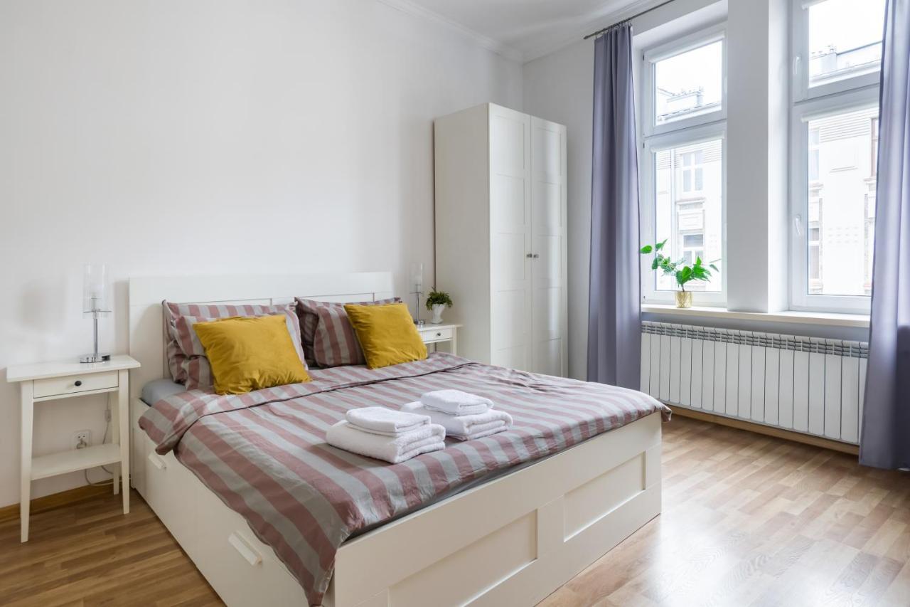Discover Krakow Apartments - 3 Rakowicka St - Classic Apartments Near Main Station - Netflix エクステリア 写真
