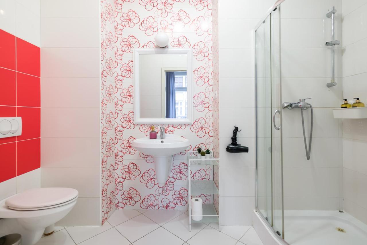 Discover Krakow Apartments - 3 Rakowicka St - Classic Apartments Near Main Station - Netflix エクステリア 写真